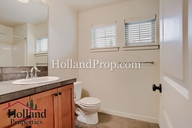 Building Photo - Lovely Condo with 2 primary suites in Hillsboro