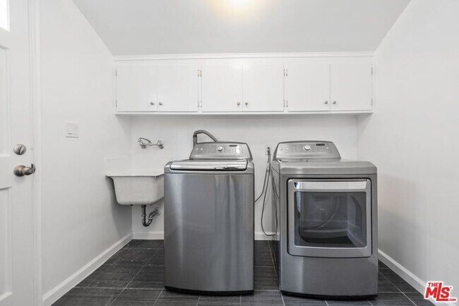 Building Photo - 9344 Valjean Ave