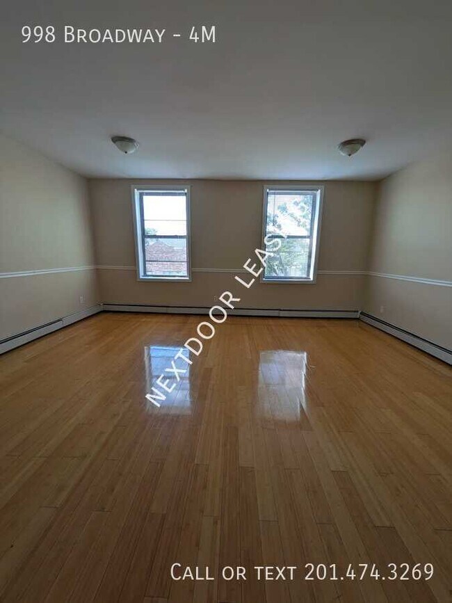 Building Photo - 998 Broadway-4M