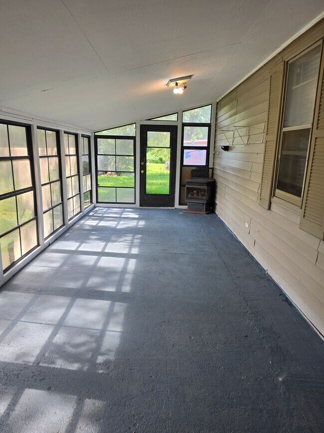 Building Photo - 3 bedroom 1.5 bath with 2-car garage
