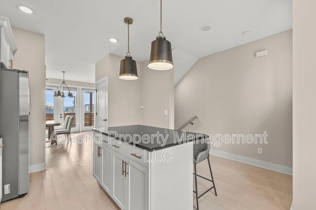 Building Photo - 3155 St Elmo Ave