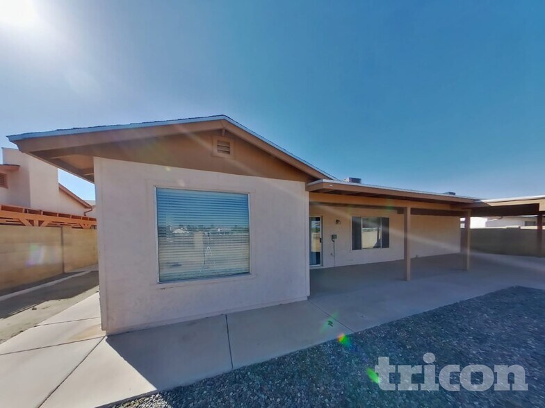 Building Photo - 10044 W Highland Ave