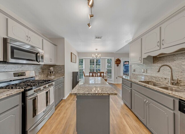 Building Photo - 4501 Parkwood Square