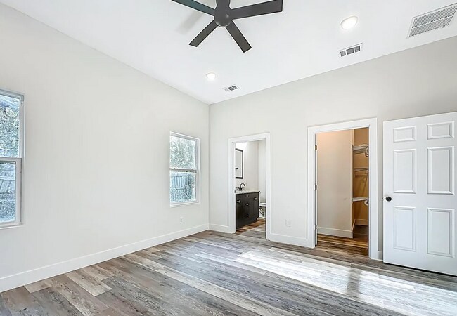 Building Photo - 1186 W 25th St