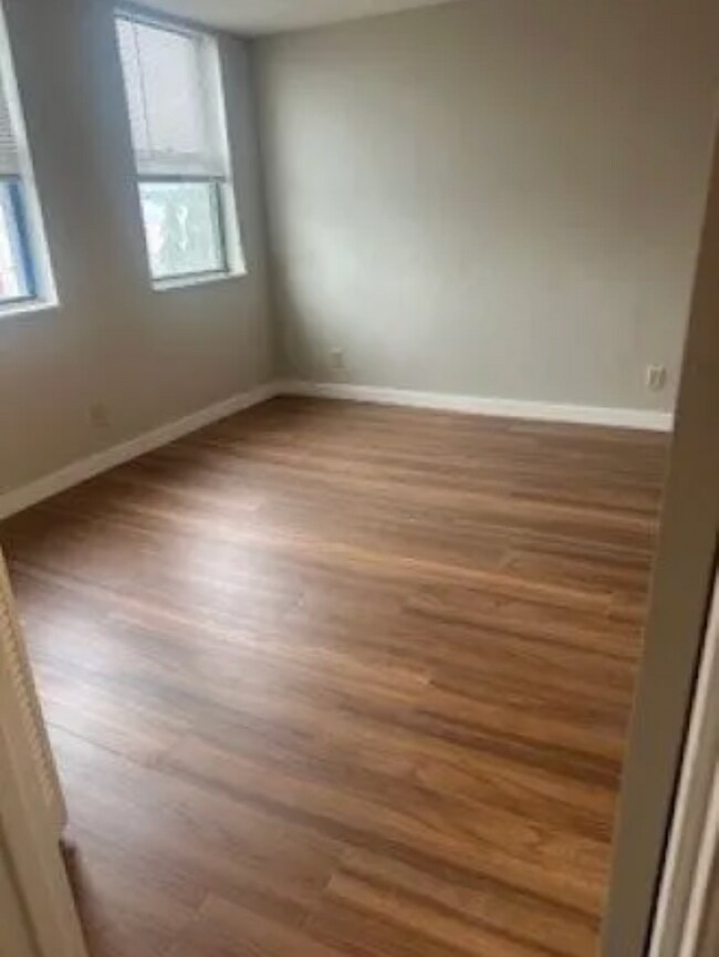 Building Photo - 321 Ella St