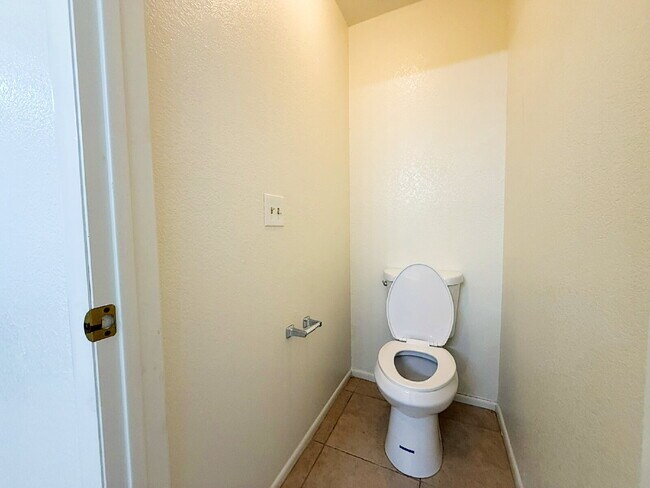 Building Photo - Golf Course Backyard! Updated 3-Bed Home i...