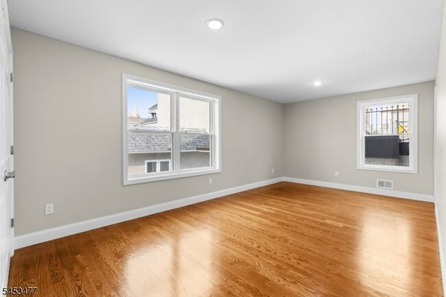 Building Photo - 806 2Nd Ave