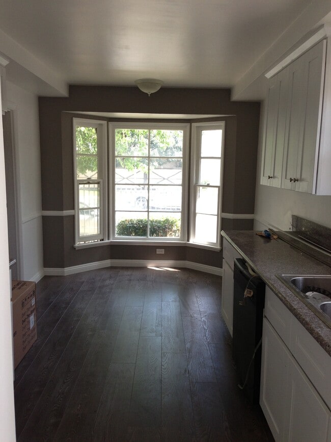 Building Photo - 5551 Noble Ave