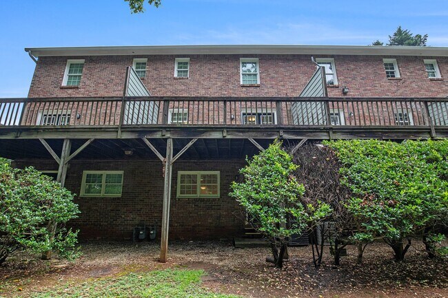 Building Photo - Spacious 3BR/2.5BA Townhouse in the Heart ...