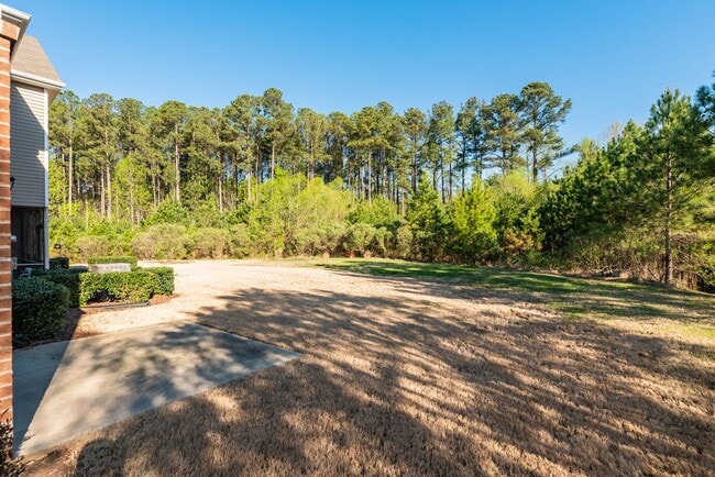 Building Photo - Well Maintained End Unit Townhome with Community Pool! Available July 14th!
