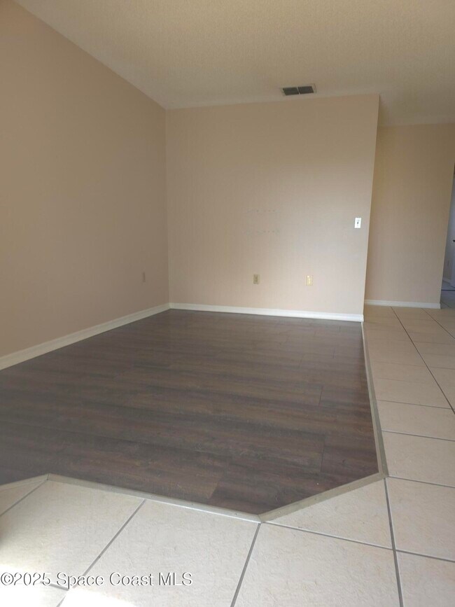 Building Photo - 245 Spring Dr