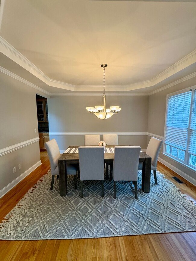Building Photo - AVAILABLE AUGUST 23.  Spacious 5BR Home in...