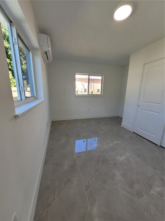 Building Photo - 6041 SW 17th St