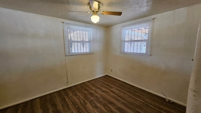 Building Photo - 2 bed with a office
