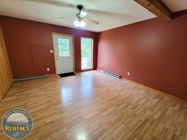 Building Photo - 2bd/1ba Upstairs Duplex Off Howard's Creek