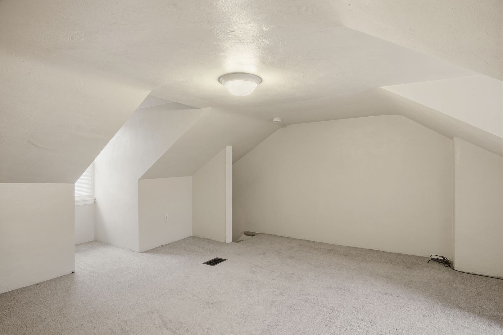 Building Photo - 186 Oneida St