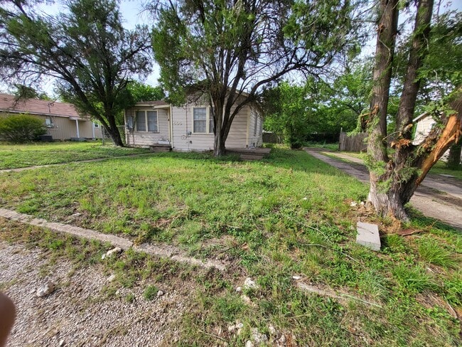 Building Photo - 505 W Hallmark Ave
