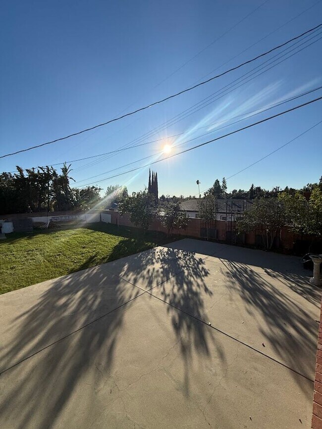 Building Photo - 3 Bedroom 2 Bathroom Granada Hills Home (Main House) Great Location!