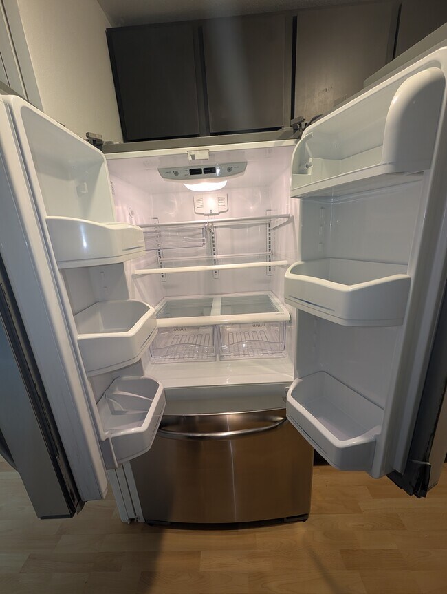 Building Photo - 2550 Thorndyke Ave W