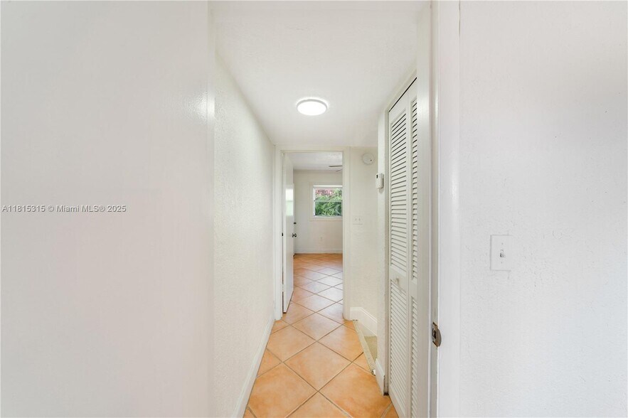 Building Photo - 8650 SW 67th Ave