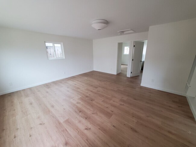 Building Photo - Newly Remodeled 2 Bedroom 1 Bath Back House