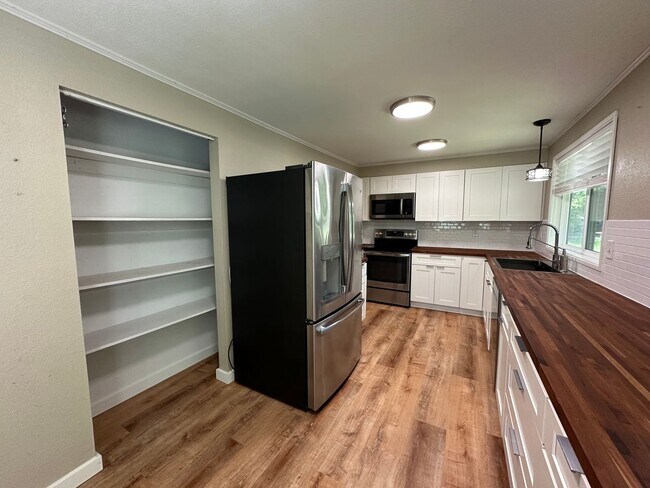Building Photo - 3 Bed 2 Bath home with 2 Car Garage in Bellingham
