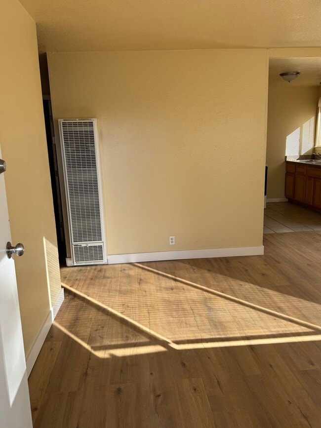 Building Photo - Cute 2 Bedroom