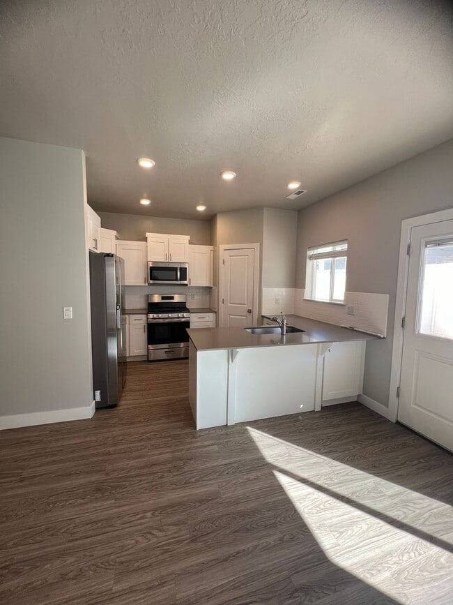Building Photo - PRICE DROP!!!! 3 Bed/2 Bath Townhome Available NOW!!