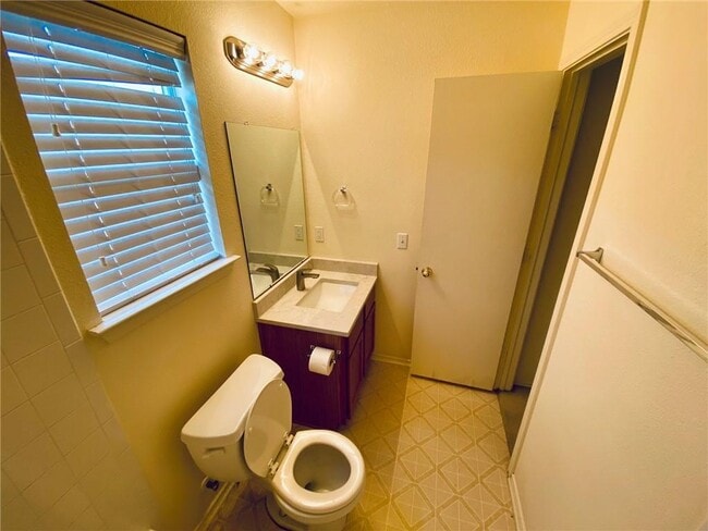 Building Photo - 512 Celery Loop