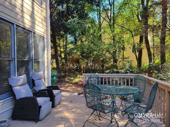 Building Photo - Gorgeous 5 Bedroom House in Peachtree Corners!