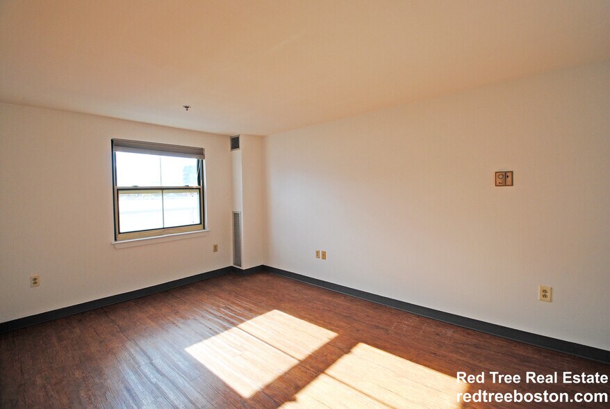 Building Photo - 5 Pine St