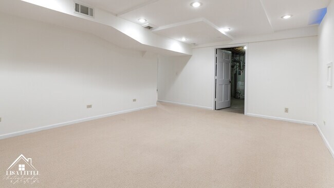 Building Photo - 2S661 Ave Normandy W