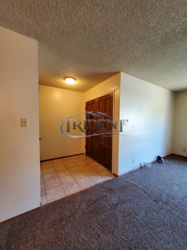 Building Photo - (2526m) 231 E. 18th St/ 1806 Sampson