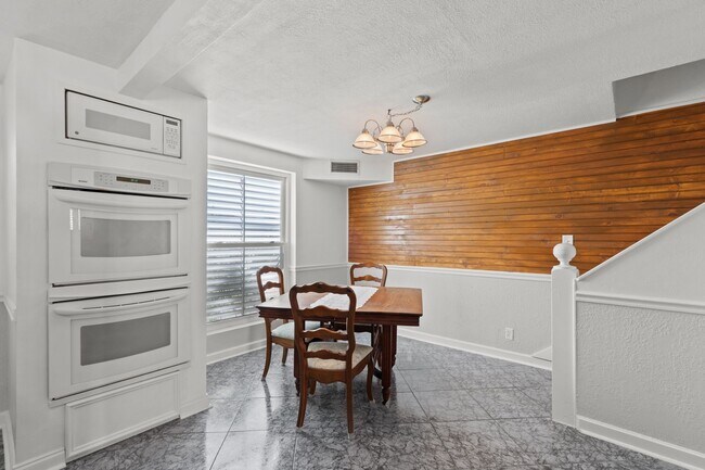 Building Photo - 611 Church St