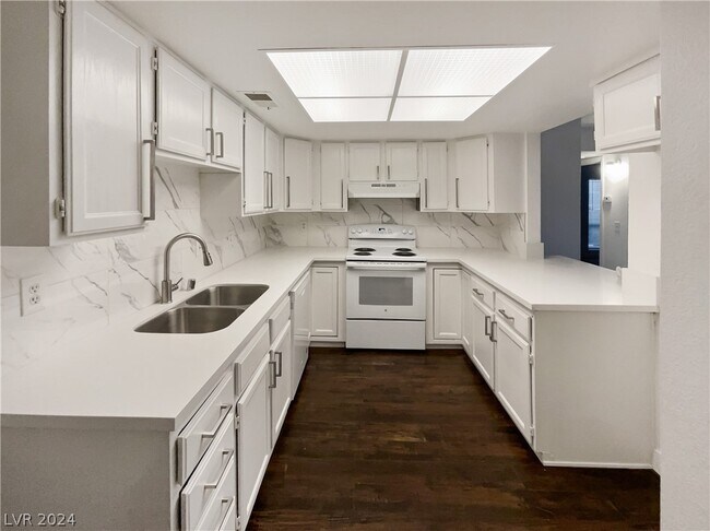Building Photo - 3749 Carlyle Dr