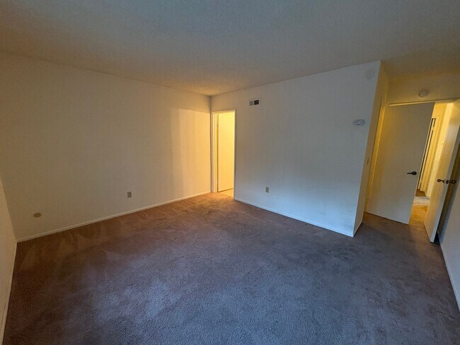 Building Photo - Villa Martinique Town Home!