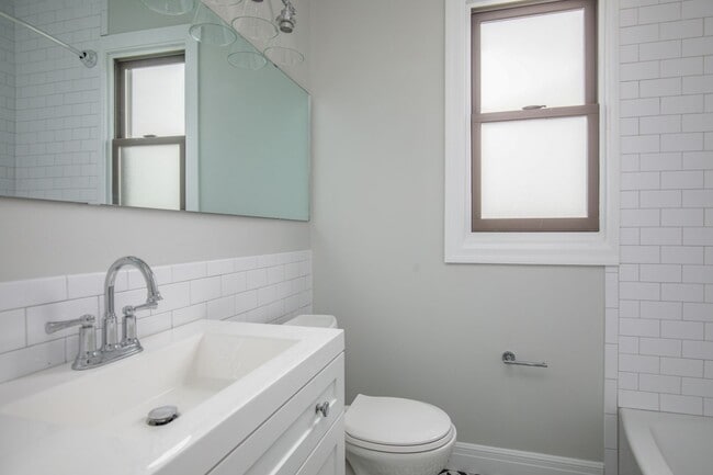 Building Photo - Adorable North Hampton House - Must See!