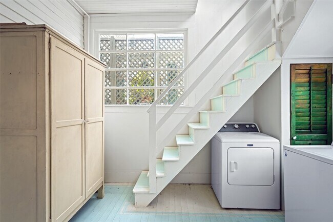 Building Photo - 1112 Broadway Avenue J