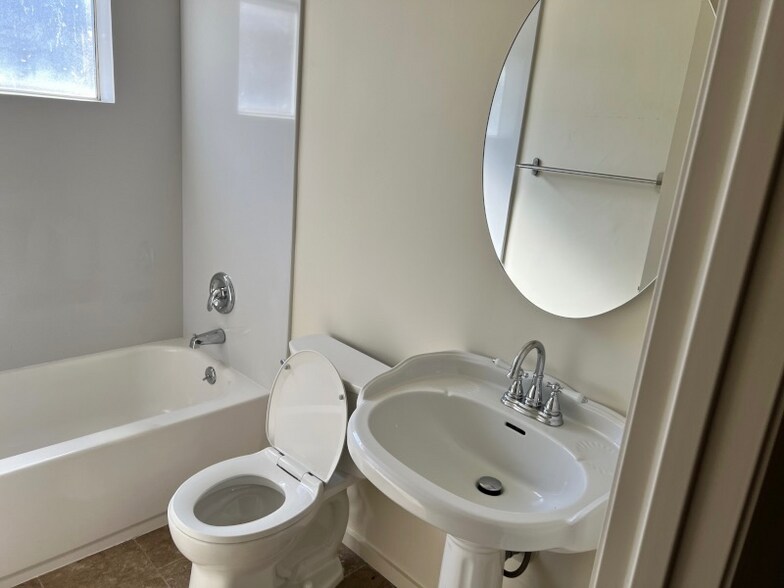 Building Photo - 1916-1918 7th St