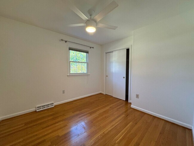 Building Photo - Spacious 4 Bed 2/2 Bath Home with Park-Lik...