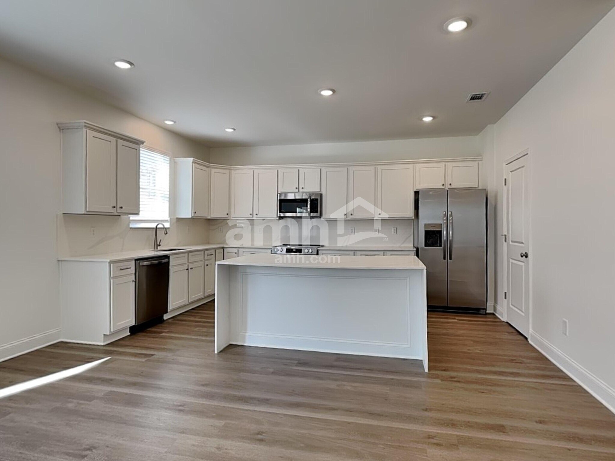 Building Photo - 472 Pointe Dr