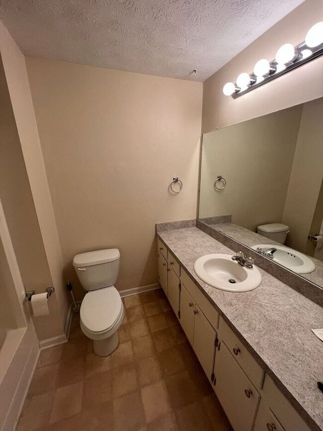 Building Photo - Charming 3 Bedroom, 2 Bath Split-Level Ran...