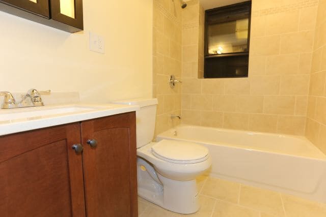 Building Photo - 1130 W Oakdale Ave