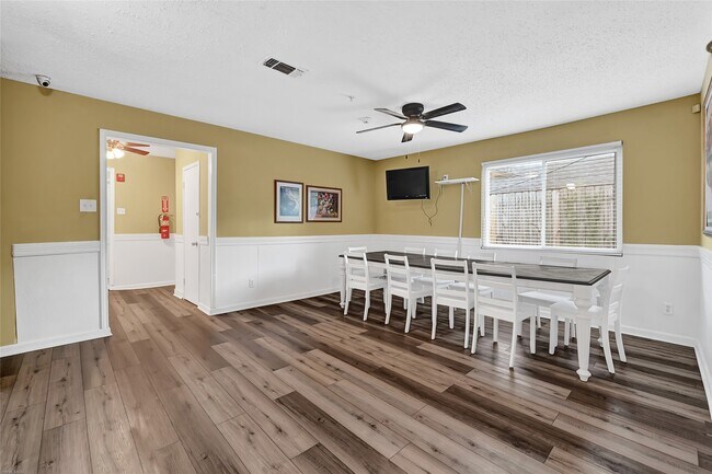 Building Photo - 7223 Lakewood Dr