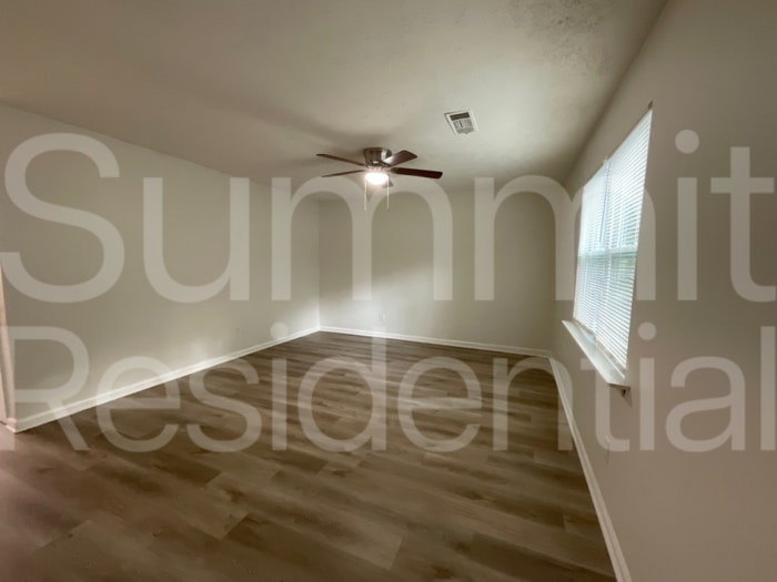 Building Photo - 5950 Stonewall Dr