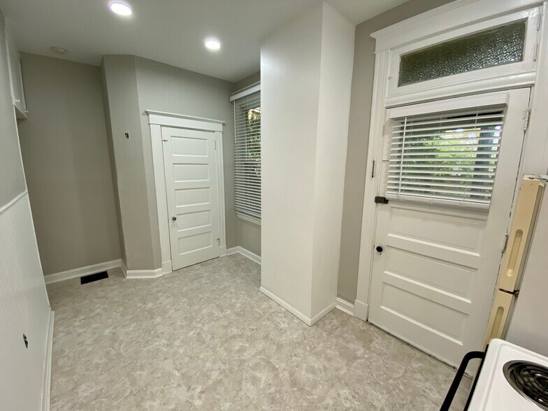 Building Photo - 4816 Myrtle Ave