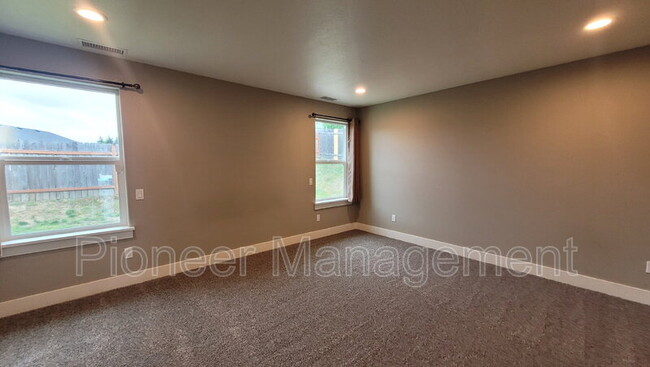 Building Photo - 601 SE Rose Ridge Dr