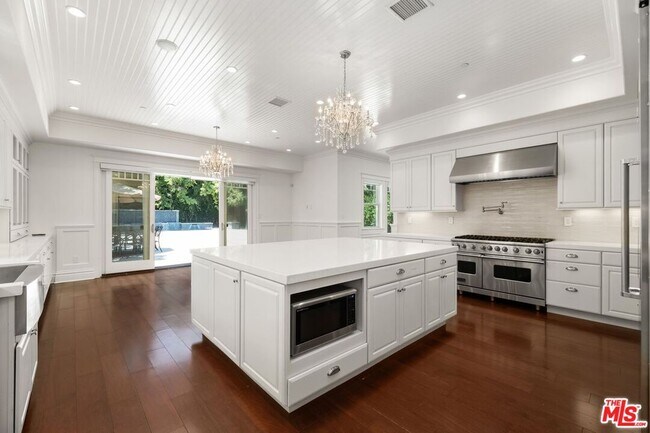 Building Photo - 453 S Bentley Ave