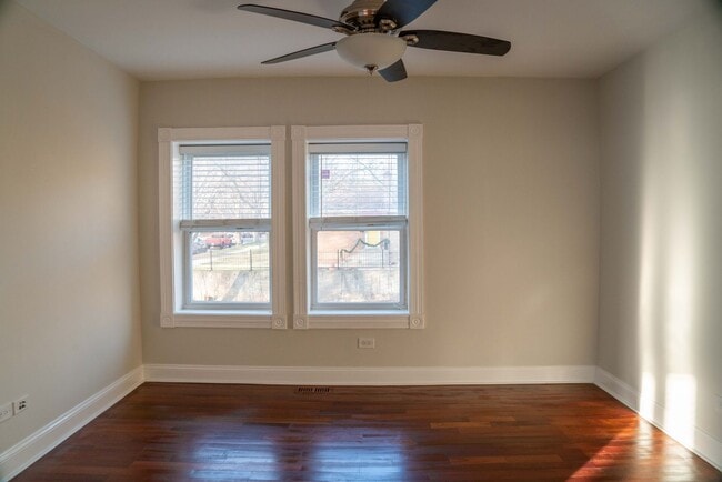 Building Photo - Gorgeous 5 Bedroom / 4 Full Bath Home along Chicago River