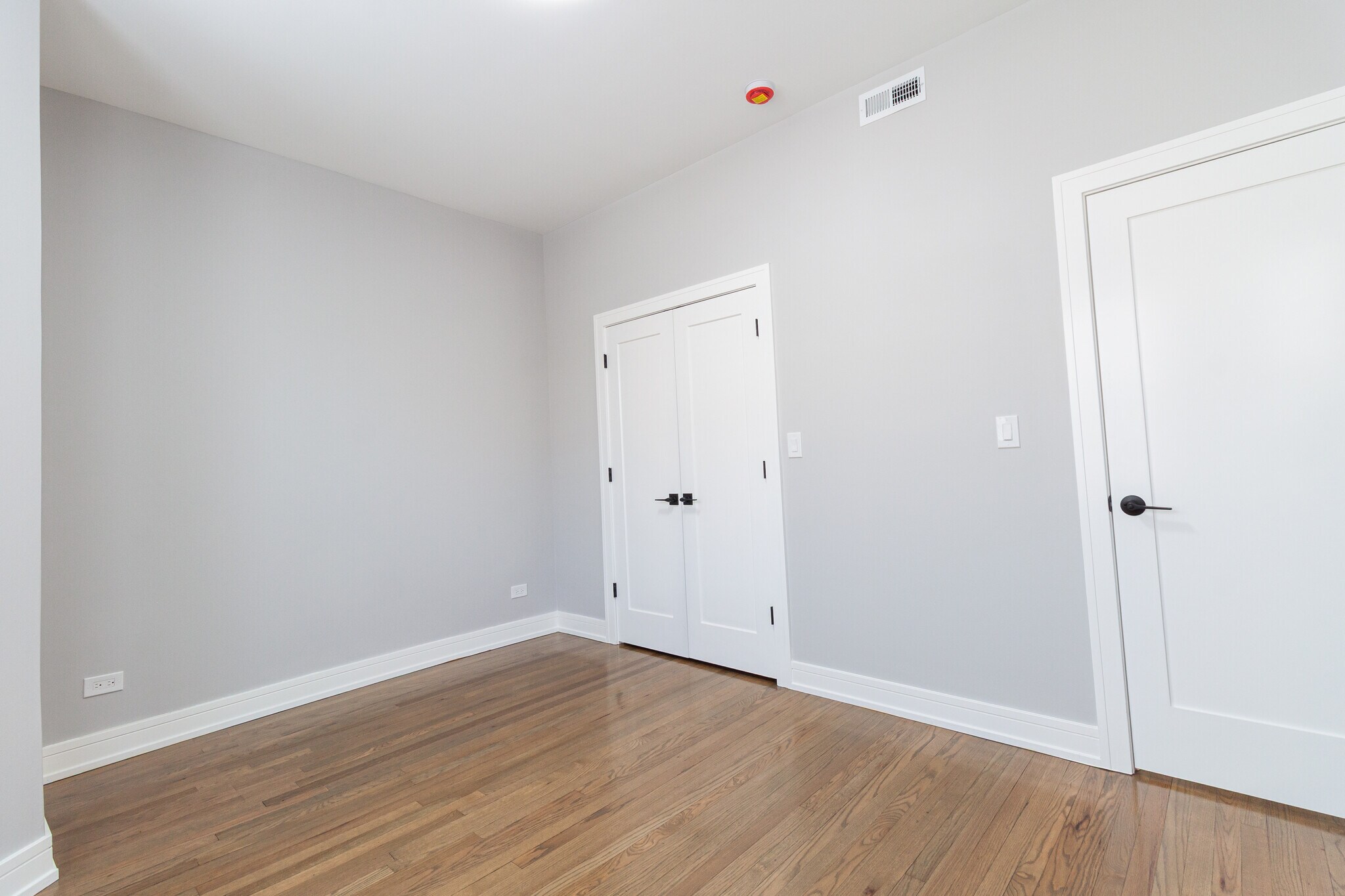 Building Photo - 3830 N Wilton Ave